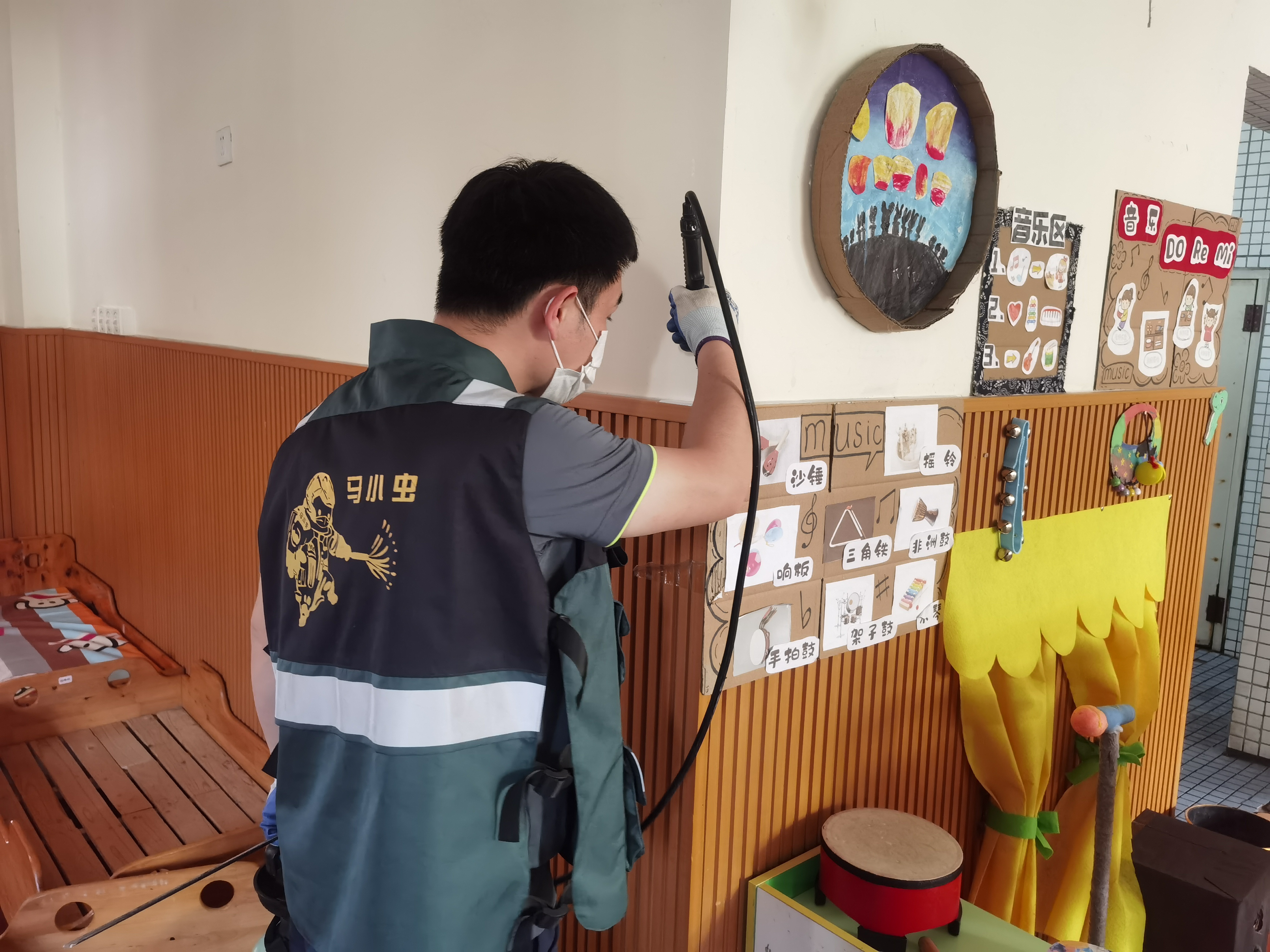 发现虫害是自己处理还是找消杀师傅？